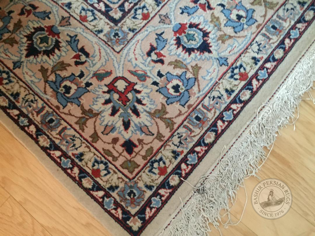 Tapis montrant le coin d'un tapis persan réparé. Photo envoyé par une cliente très heureuse du service reçu.